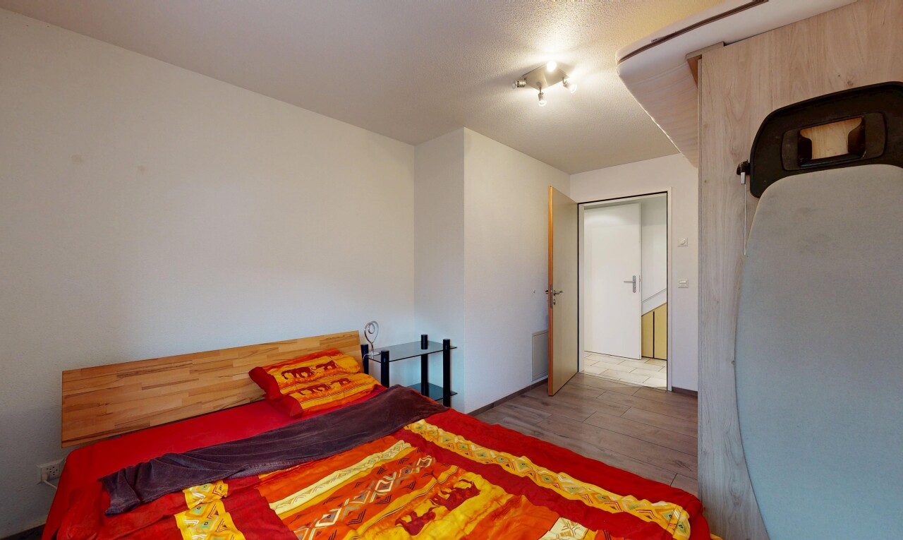chambre avec cloison sèche, drywall, sol en finition bois, wood finish floor, et inside property