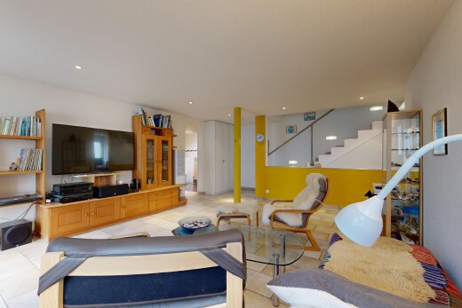 salon avec télévision, inside property, cloison sèche, drywall, et escaliers