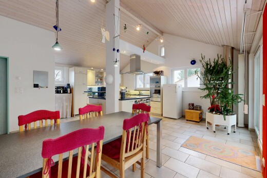 salle à manger avec plafond voûté, vaulted ceiling, lumière naturelle, natural light, et cloison sèche