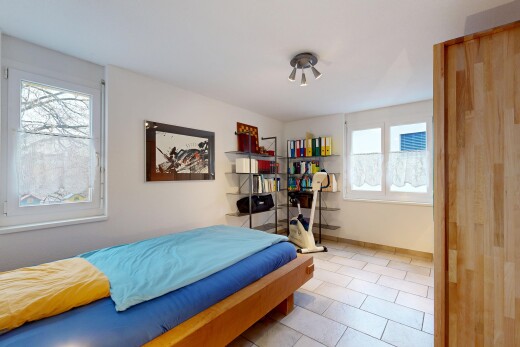 chambre avec inside property, cloison sèche, drywall, lumière naturelle, et natural light