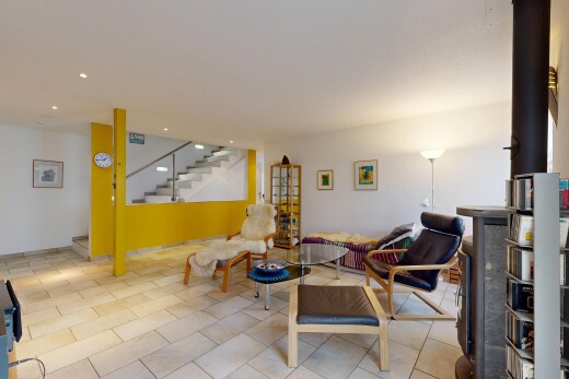 salon avec inside property, cloison sèche, drywall, escaliers, et sol en carrelage