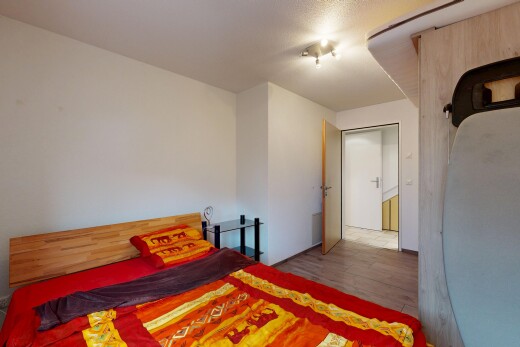 chambre avec cloison sèche, drywall, sol en finition bois, wood finish floor, et inside property