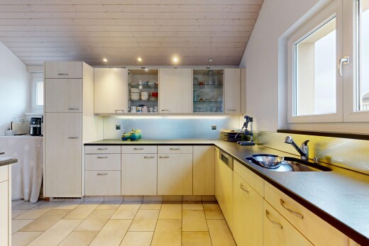 cuisine avec étagères ouvertes, plafond en bois, wood ceiling, lumière naturelle, et natural light