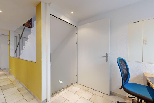 bureau avec inside property, cloison sèche, drywall, sol en carrelage, et tile floor