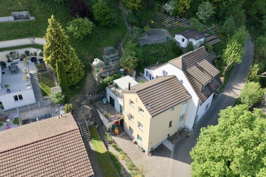 façade avec property visible, clôture, et bardage en stuc