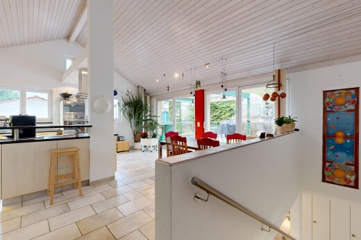cuisine avec lumière naturelle, natural light, drywall, vaulted ceiling, et inside community