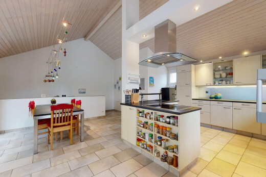 cuisine avec étagères ouvertes, hotte, péninsule de cuisine, wood ceiling, et inside community