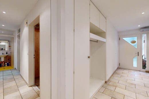 couloir avec éclairage encastré, recessed lighting, sol en carrelage, tile floor, et cloison sèche