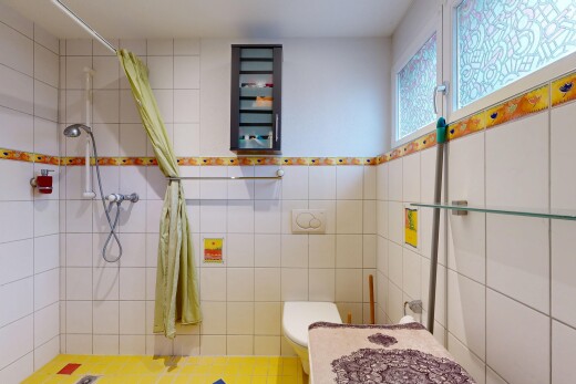 salle de bains avec douche, salle de bain complète, inside property, lumière naturelle, et natural light