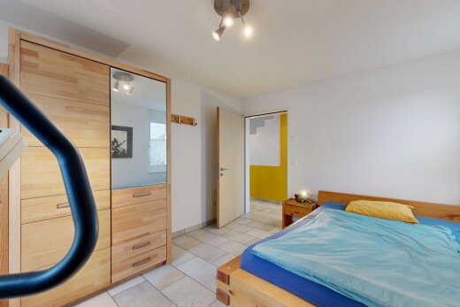 chambre avec inside property, cloison sèche, drywall, placard, et sol en carrelage