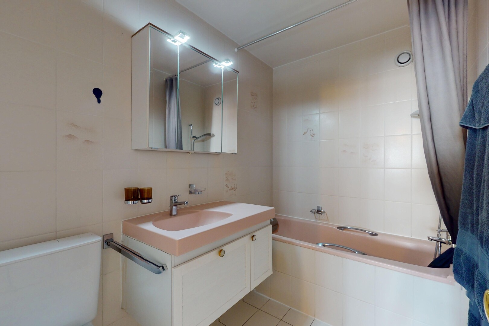bad mit tile wall, fliesenwand, schminktisch, komplettes badezimmer, und spiegel