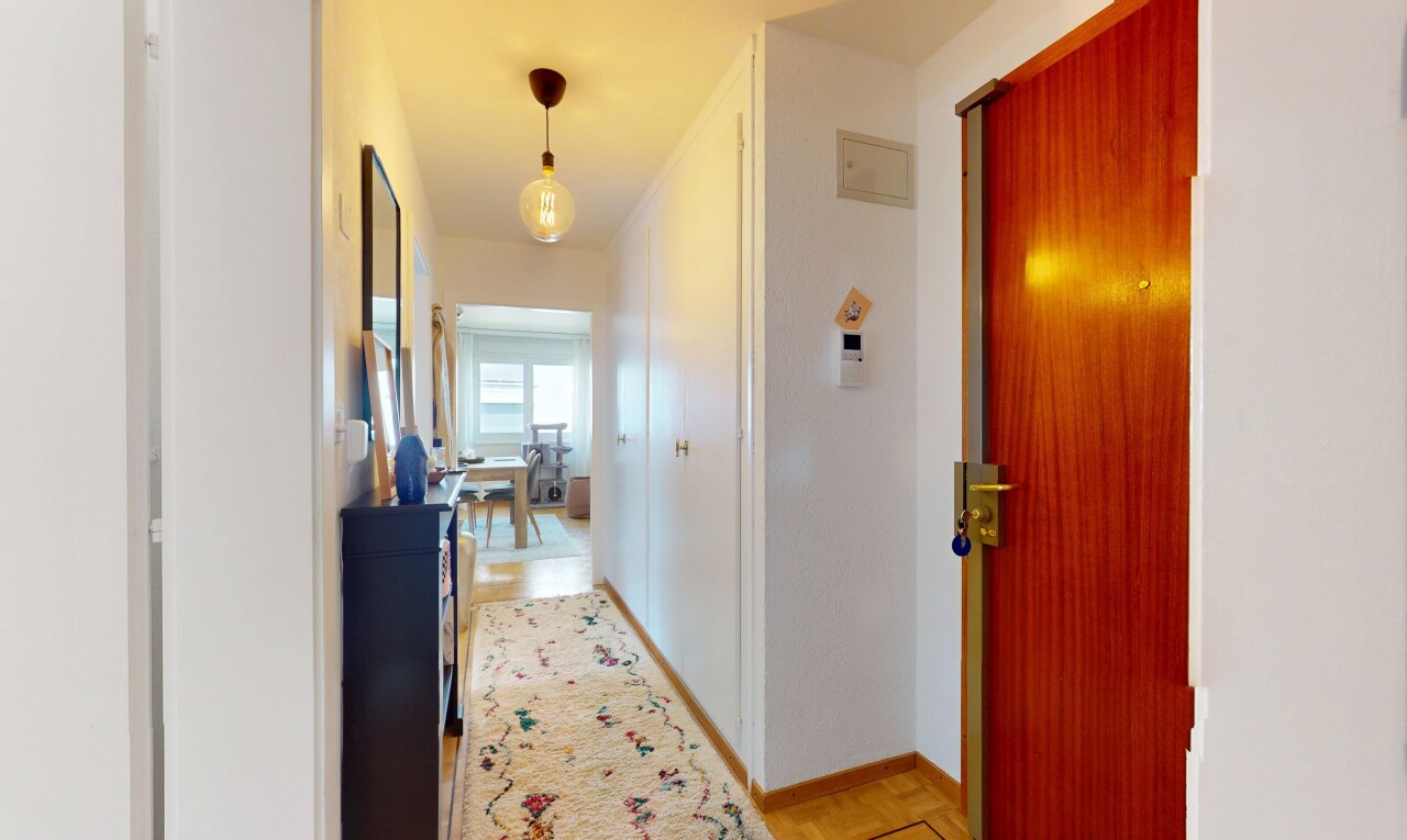 halle / korridor mit natural light, natürliches licht, inside property, drywall, und gipskartonwand