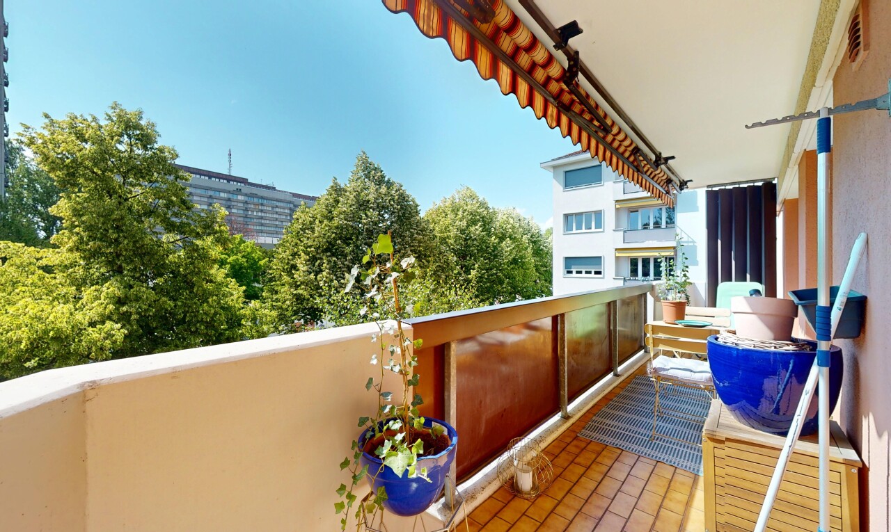 balkon mit balkon, from property, und day time