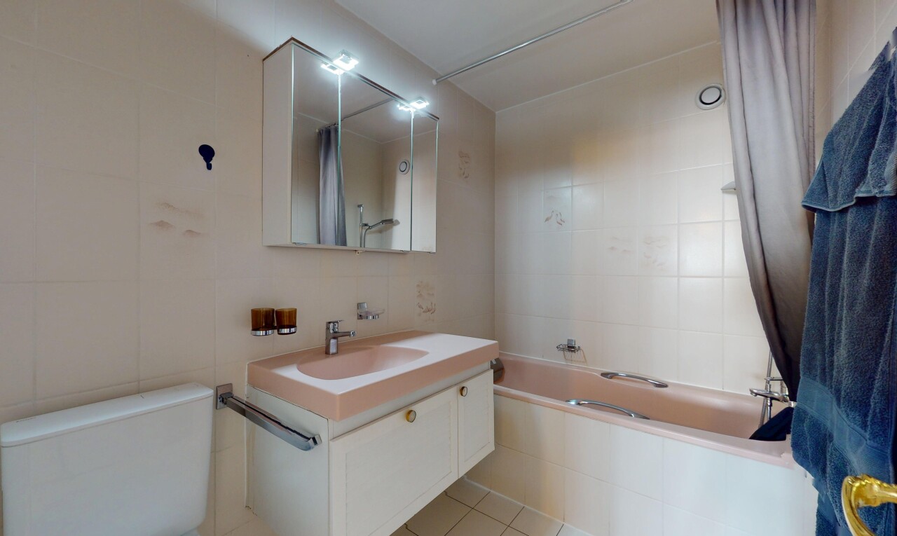 bad mit tile wall, fliesenwand, schminktisch, komplettes badezimmer, und spiegel