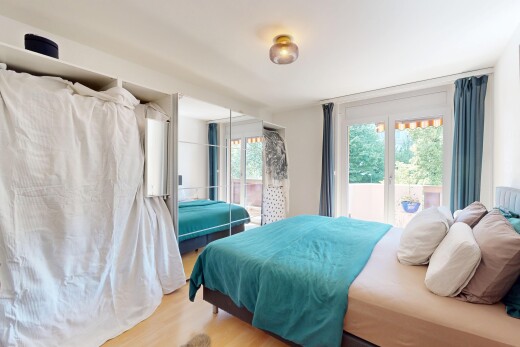 chambre avec inside property, natural light, lumière naturelle, wood finish floor, et sol en finition bois