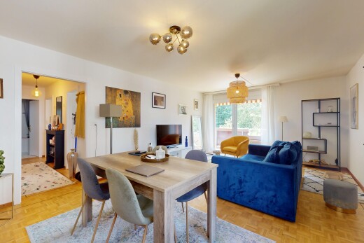 wohn- / esszimmer mit parquet floor, gipskartonwand, drywall, natürliches licht, und natural light