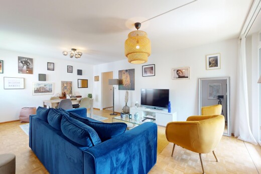 wohnzimmer mit parquet floor, fernseher, gipskartonwand, drywall, und inside property