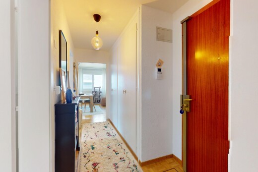 couloir avec natural light, lumière naturelle, inside property, drywall, et cloison sèche