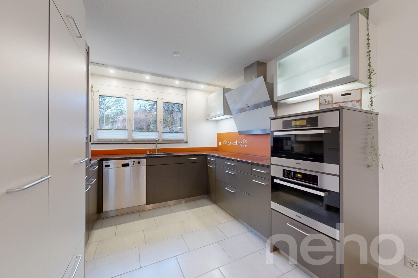cuisine avec hotte, light floor, lave-vaisselle, inside property, et four double