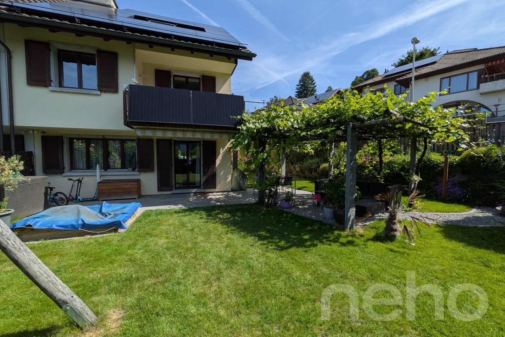 jardin avec balcon, pelouse, day time, terrasse, et from property