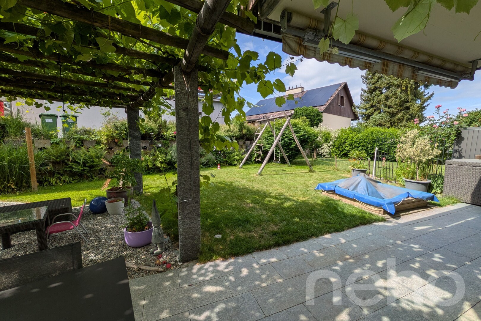 jardin avec from property, pelouse, aire de jeux, terrasse, et day time