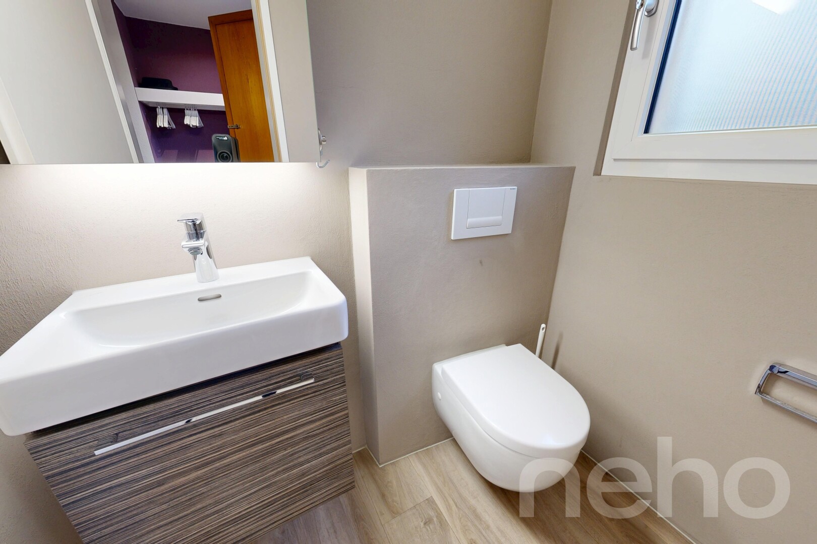 salle de bains avec miroir, inside property, lavabo (ou coiffeuse selon le contexte), toilette, et wood finish floor
