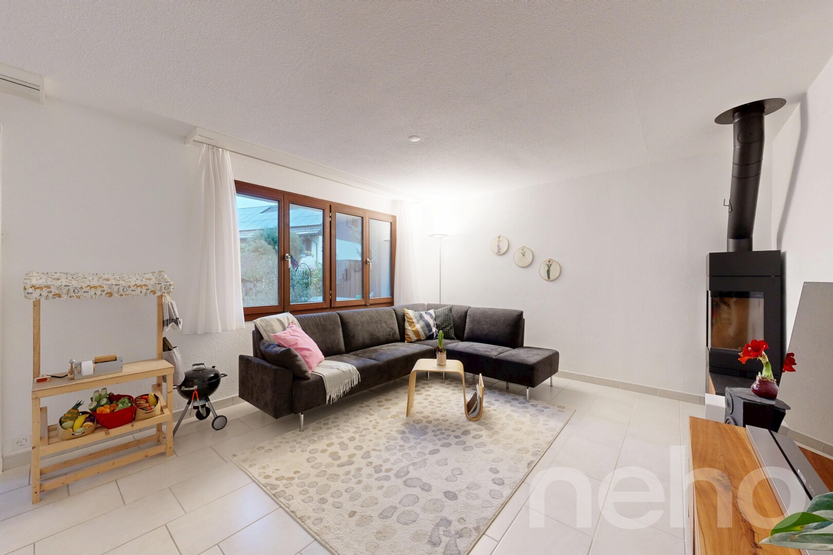 salon avec inside property, cloison sèche, drywall, lumière naturelle, et natural light
