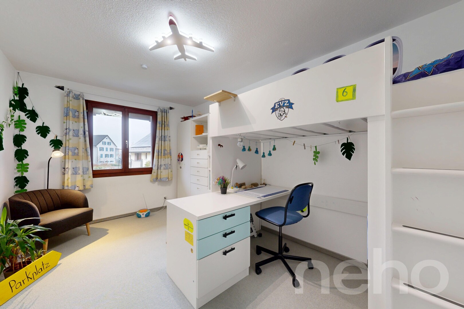 bureau avec inside property, espace bureau, drywall, cloison sèche, et natural light
