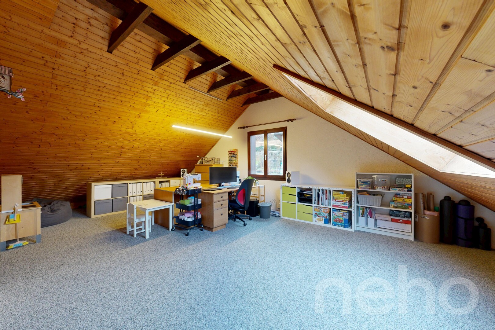 bureau avec moquette, carpet, inside property, plafond en bois, et wood ceiling