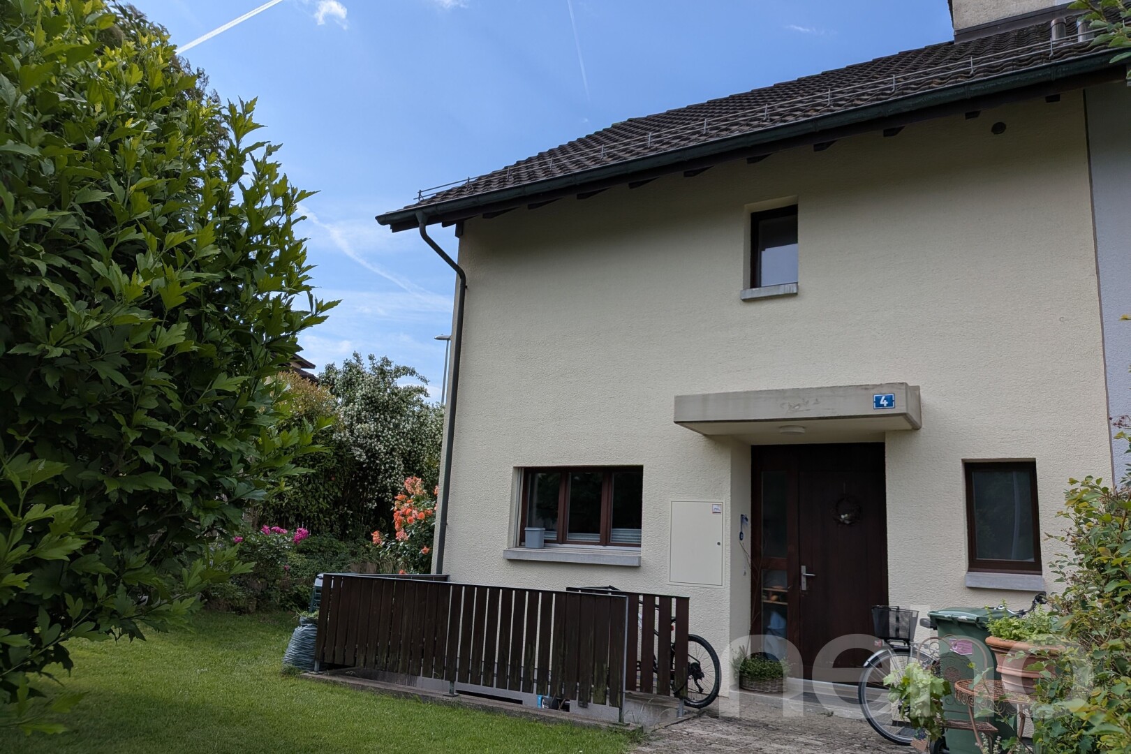 façade avec property visible, bardage en stuc, day time, et pelouse