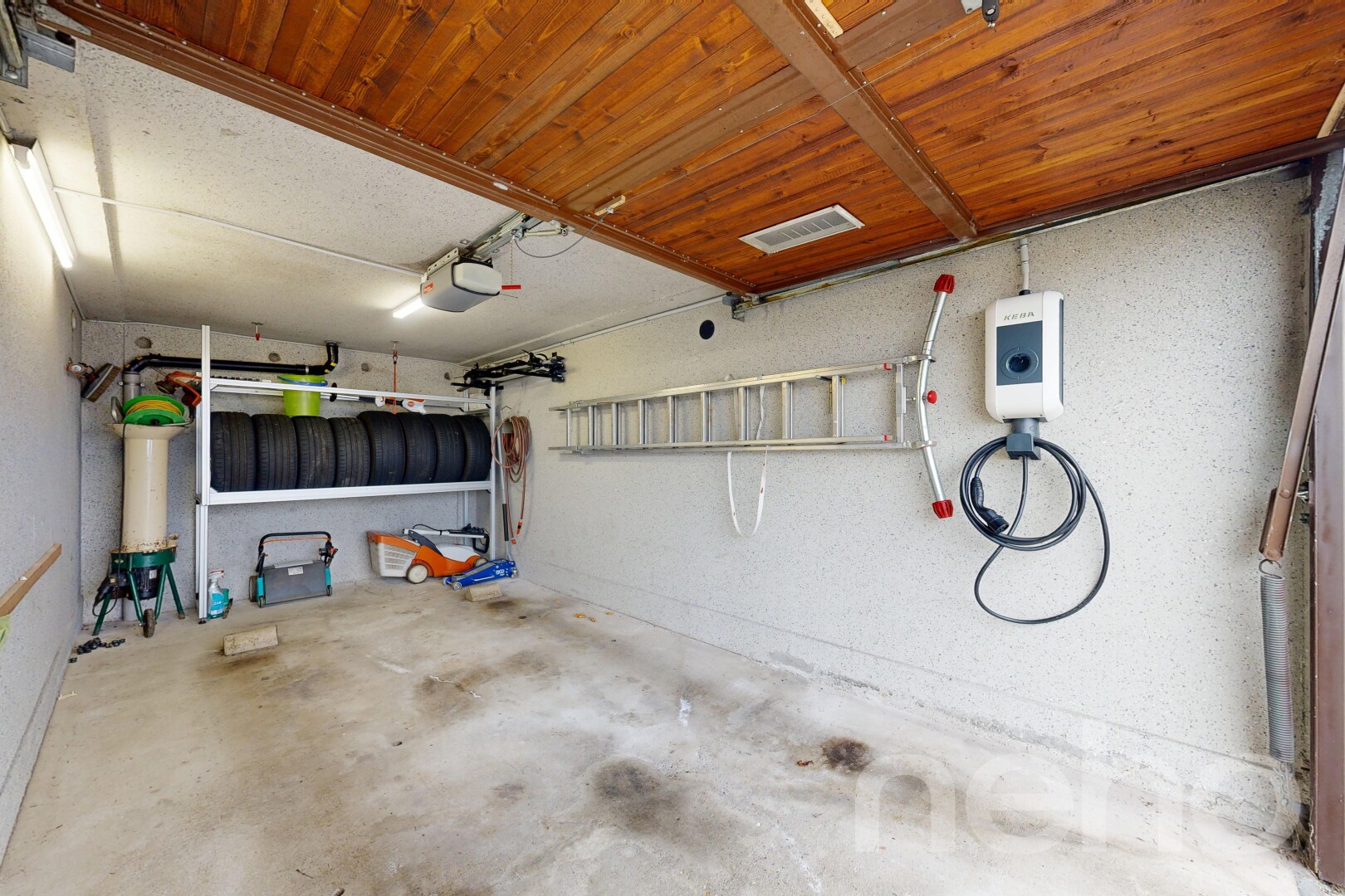 parking avec inside property