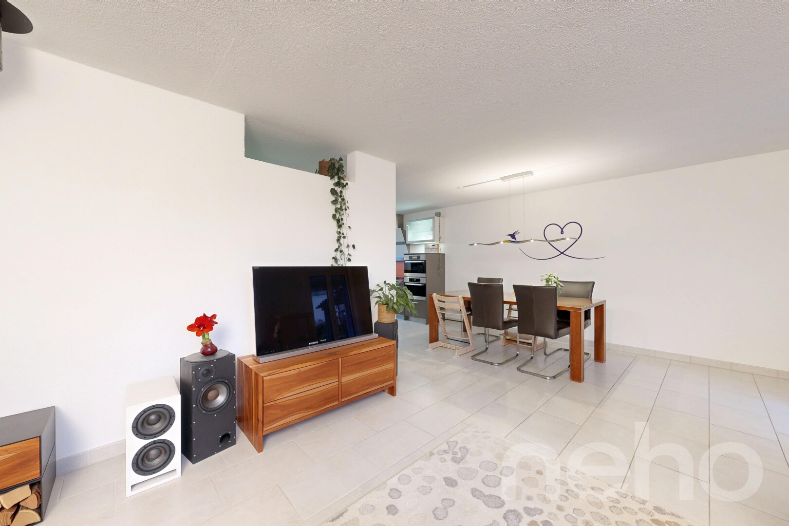 salle à manger avec télévision, cloison sèche, drywall, inside property, et plinthes murales