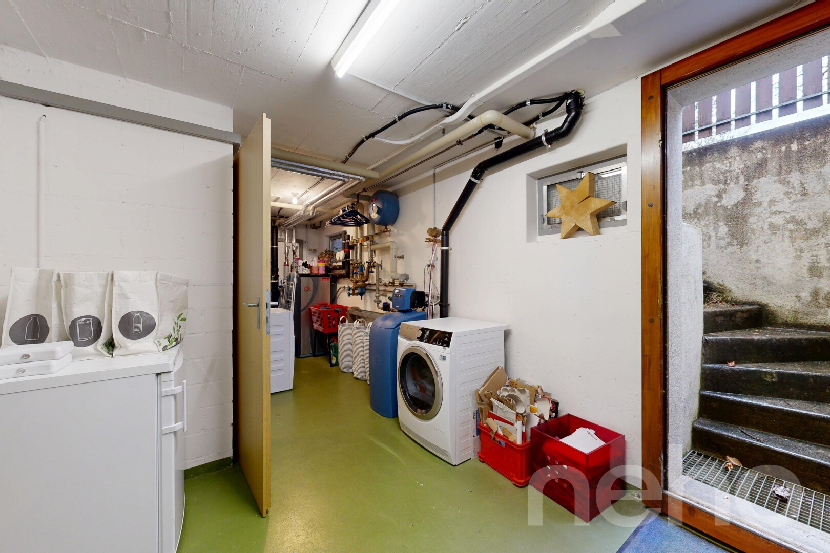 buanderie avec lave-linge et sèche-linge, inside property, buanderie, concrete floor, et sol en béton