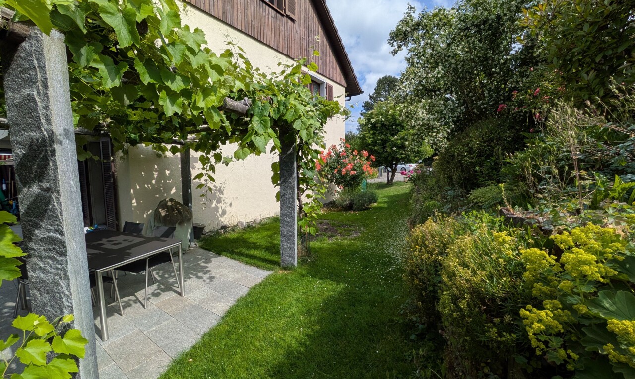 jardin avec pelouse, from property, terrasse, et day time