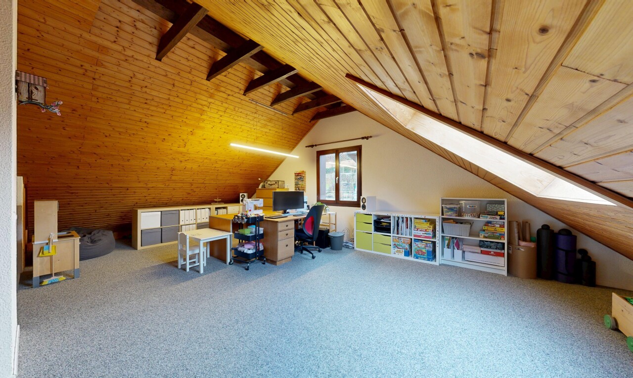bureau avec moquette, carpet, inside property, plafond en bois, et wood ceiling