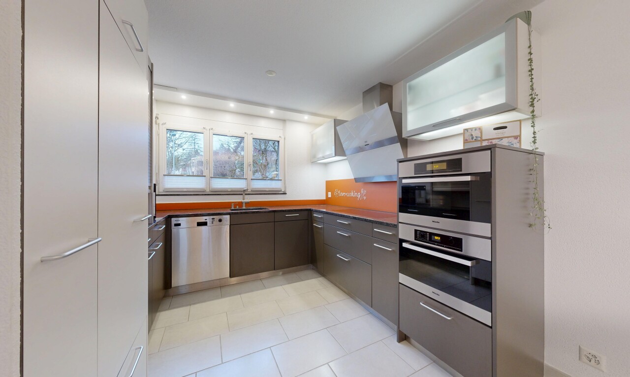 cuisine avec hotte, light floor, lave-vaisselle, inside property, et four double