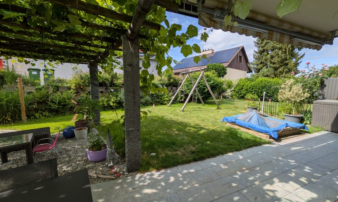 jardin avec from property, pelouse, aire de jeux, terrasse, et day time
