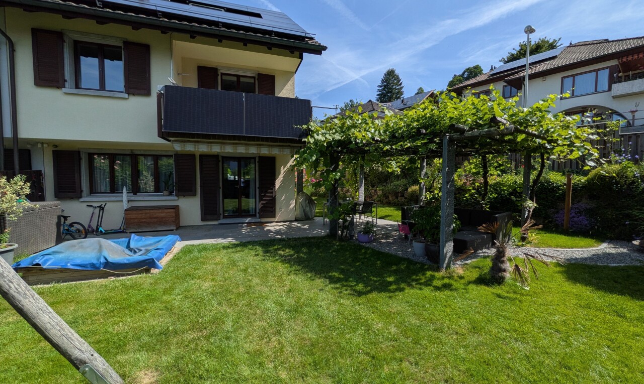 jardin avec balcon, pelouse, day time, terrasse, et from property