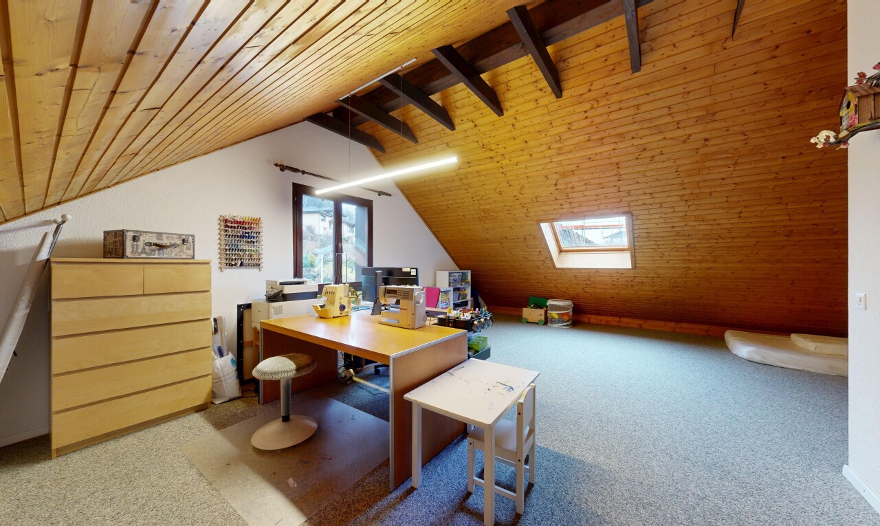 bureau avec inside property, plafond bas, low ceiling, lumière naturelle, et natural light