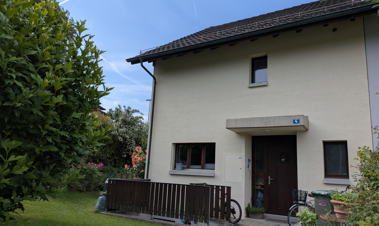 façade avec property visible, bardage en stuc, day time, et pelouse