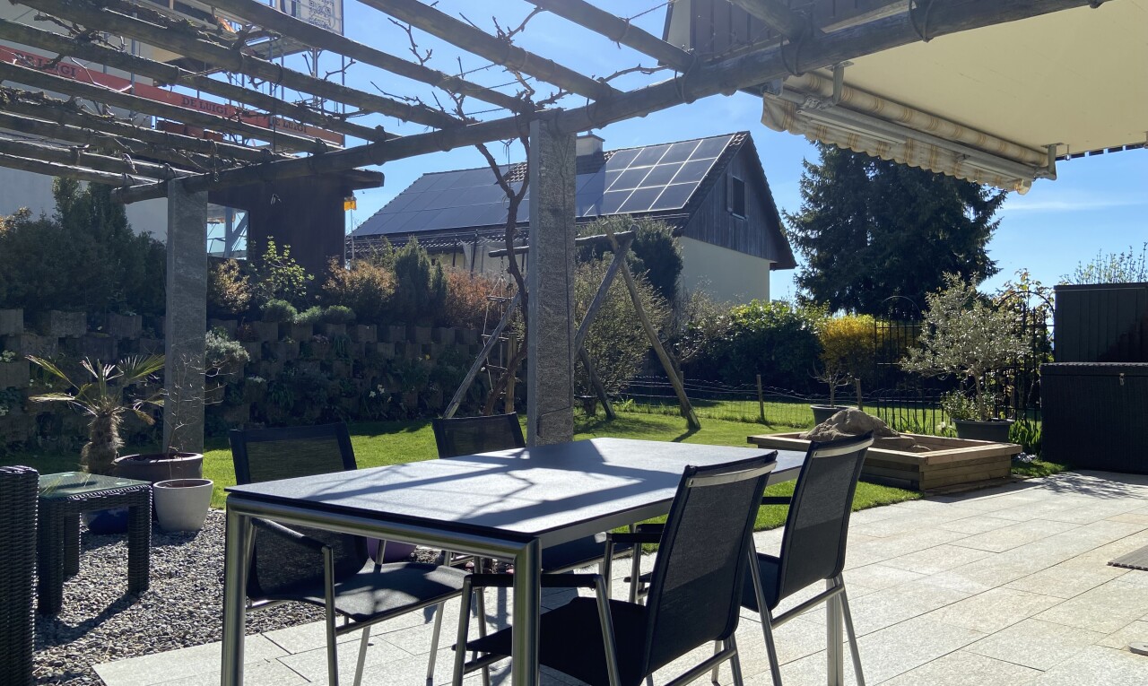 terrasse avec terrasse, day time, coin repas extérieur, et pergola
