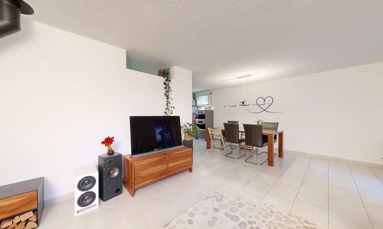 salle à manger avec télévision, cloison sèche, drywall, inside property, et plinthes murales