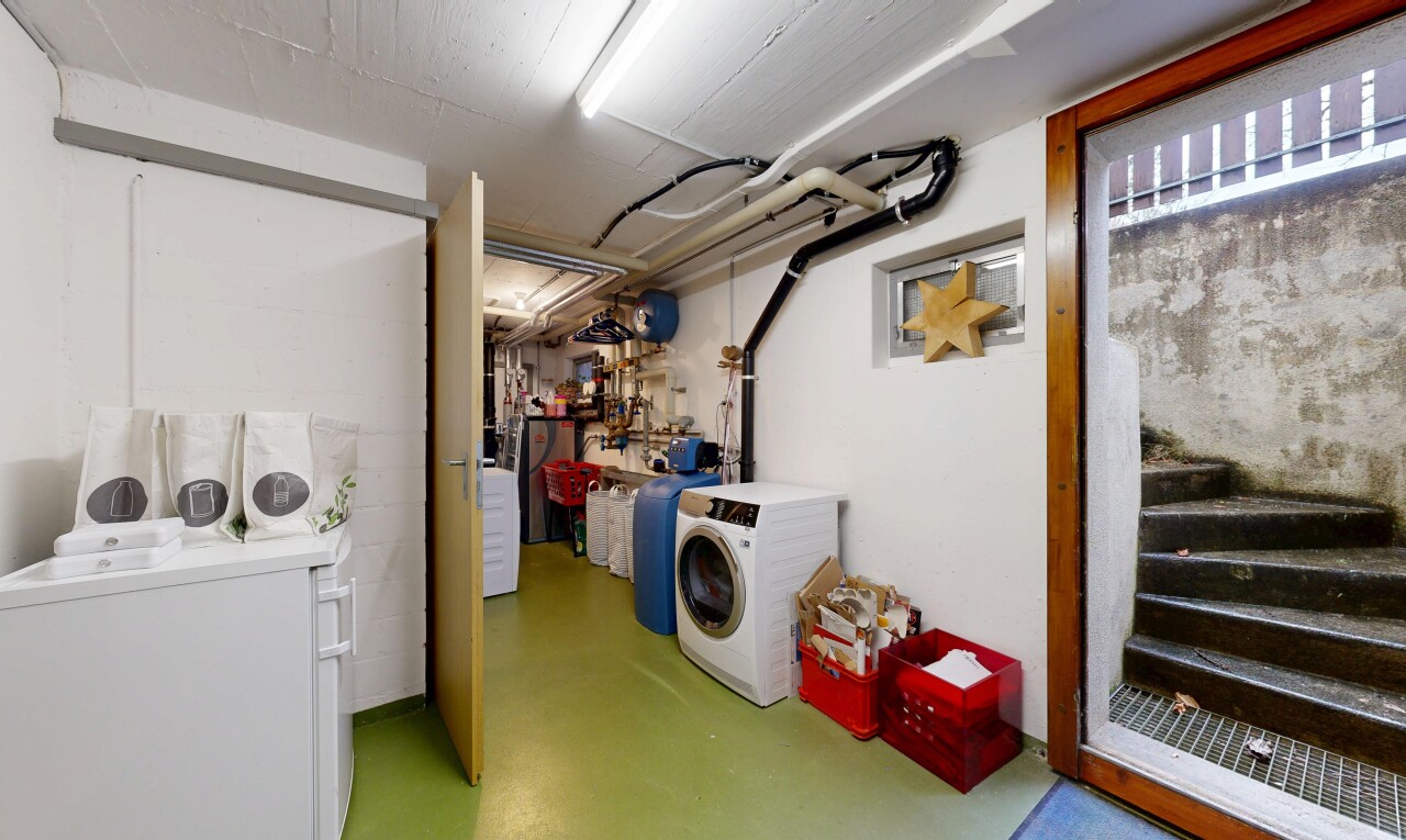 buanderie avec lave-linge et sèche-linge, inside property, buanderie, concrete floor, et sol en béton