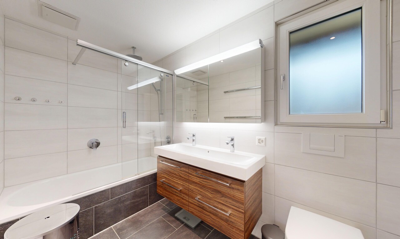 salle de bains avec salle de bain complète, double vasque, inside property, douche-bain combinés, et dark floor