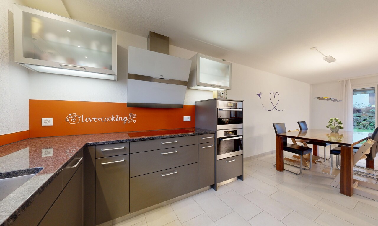 cuisine avec light floor, pendant lighting, éclairage suspendu, drywall, et cloison sèche