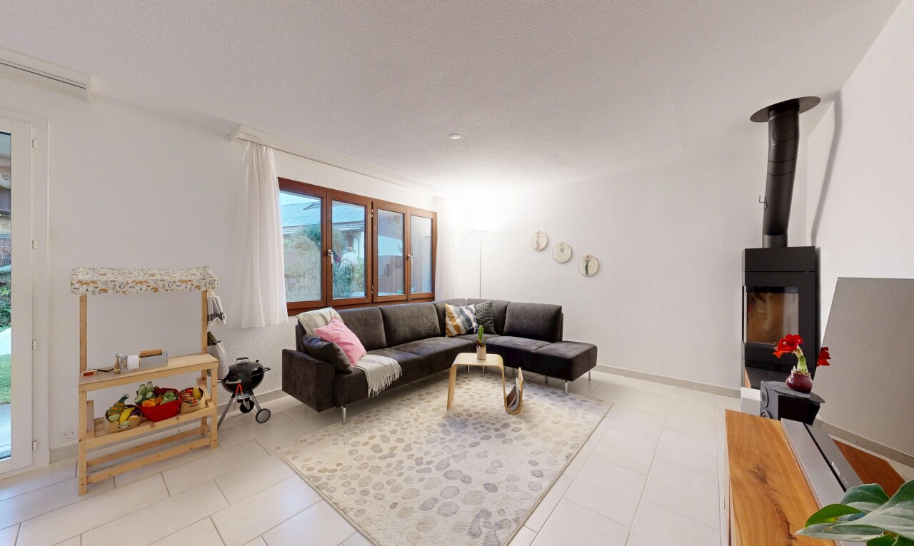 salon avec inside property, cloison sèche, drywall, lumière naturelle, et natural light
