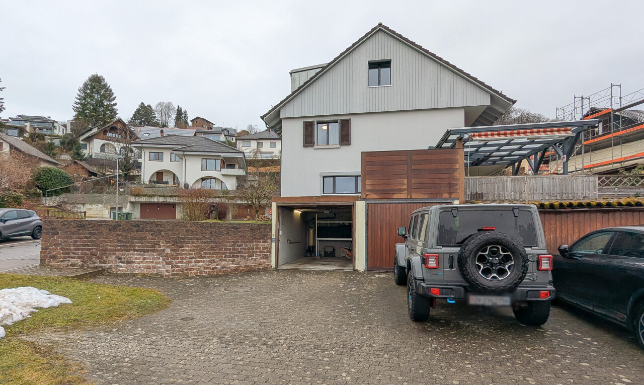façade avec clôture, bardage vertical, overcast, residential view, et vue résidentielle
