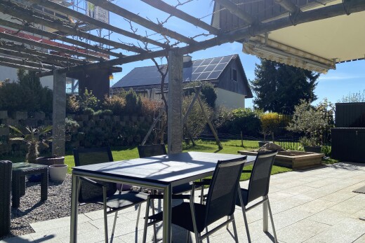 terrasse avec terrasse, day time, coin repas extérieur, et pergola