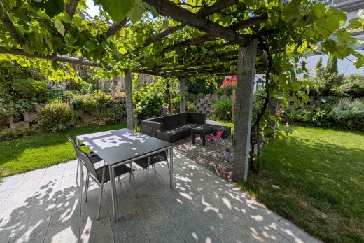 jardin avec pelouse, from property, espace de vie extérieur, coin repas extérieur, et terrasse