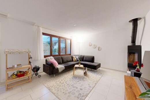 salon avec inside property, cloison sèche, drywall, lumière naturelle, et natural light